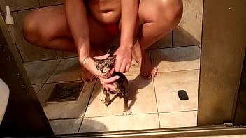 Sarah Rosa │ Série │ Gatos & Gatas │ no Banho com Leonardo ║ Neste Vídeo Ela nos Mostra como Fez para dar Banho em Seu Gatinho Leonardo
